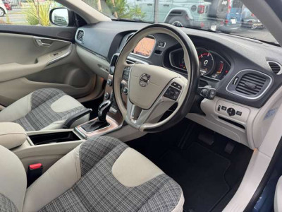 ボルボ   V40  クロスカントリー  D4   モメンタム   ディーゼルターボ｜画像6