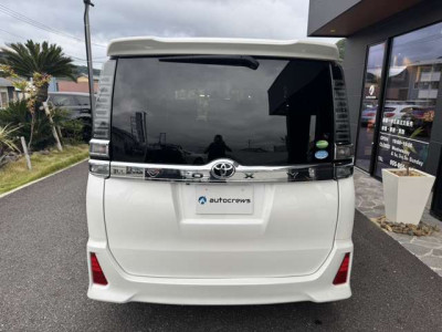 トヨタ ヴォクシー 2.0 ZS｜画像2