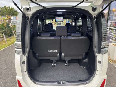 トヨタ ヴォクシー 2.0 ZS｜画像3