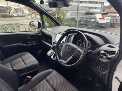 トヨタ ヴォクシー 2.0 ZS｜画像4